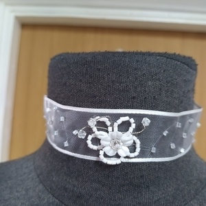 Himzett és gyöngyözött nyakpántok, elegánsak, a ruhák szép kiegészítői. - ékszer - nyaklánc - nyakpánt, gallér - Meska.hu