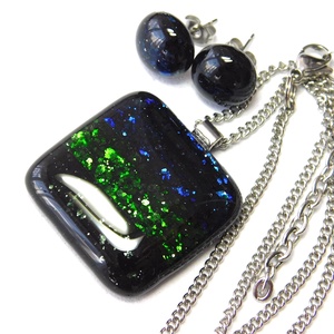 Kék-zöld-fekete csíkos aventurin üvegékszer szett nyaklánc, pötty fülbevaló  - ékszer - ékszerszett - Meska.hu