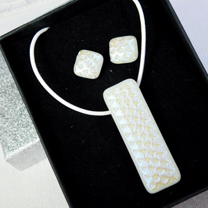 Fehér dichroic üvegékszer szett nyaklánc stiftes fülbevaló 1, Ékszer, Ékszerszett, Ékszerkészítés, Üvegművészet, MESKA