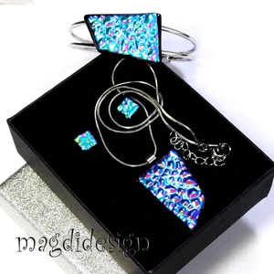 Színjátszó dichroic üvegékszer szett nyaklánc, karkötő,  stiftes fülbevaló  - ékszer - ékszerszett - Meska.hu