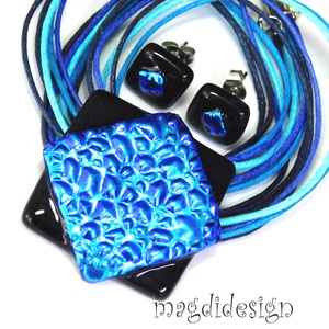 Kék piramisok feketén üvegékszer szett, nyaklánc, stiftes fülbevaló, Ékszer, Ékszerszett, Ékszerkészítés, Üvegművészet, MESKA