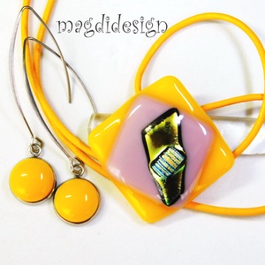 Trendi sárga-rózsaszín üvegékszer szett, nyaklánc lógós fülbevaló, Ékszer, Ékszerszett, Ékszerkészítés, Üvegművészet, Elegánsan vagány, figyelemfelkeltő, trendi szett. 
Napsárga, lilás-rózsaszín, arany ékszerüveg felh..., MESKA
