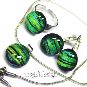 Zöld-arany csíkos dichroic üvegékszer szett nyaklánc, gyűrű, kapcsos fülbevaló  - ékszer - ékszerszett - Meska.hu