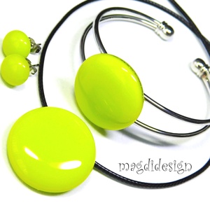   Élénk neonzöld üvegékszer karkötő - ékszer - karkötő - karkötő medállal - Meska.hu