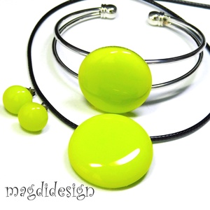   Élénk neonzöld üvegékszer karkötő - ékszer - karkötő - karkötő medállal - Meska.hu