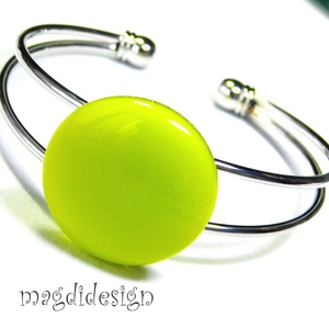   Élénk neonzöld üvegékszer karkötő - ékszer - karkötő - karkötő medállal - Meska.hu