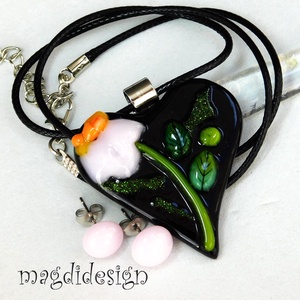 Fekete rózsaszín virágos szív üvegékszer szett, nyaklánc, pötty fülbevaló  - ékszer - ékszerszett - Meska.hu