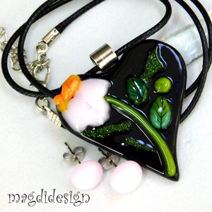 Fekete rózsaszín virágos szív üvegékszer szett, nyaklánc, pötty fülbevaló  - Meska.hu