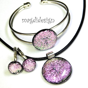 Szikrázó rózsaszín dichroic üvegékszer szett nyaklánc, karkötő, kapcsos fülbevaló , Ékszer, Ékszerszett, Üvegművészet, Ékszerkészítés, Csodásan csillogó, rózsaszín dichroic ékszerüveg felhasználásával készült a medál. a karkötő és a f..., MESKA