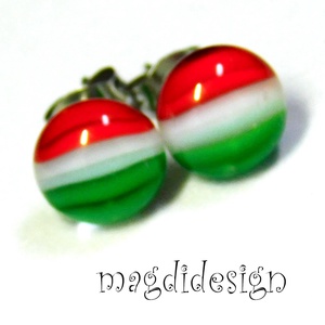 Nemzeti színű üvegékszer stiftes fülbevaló-- Kokárda - ékszer - fülbevaló - pötty fülbevaló - Meska.hu