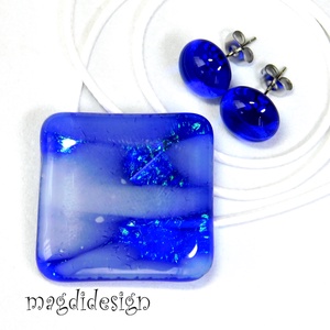 Sejtelmes fehér-kék csillogás üvegékszer szett, nyaklánc, stiftes fülbevaló - ékszer - ékszerszett - Meska.hu