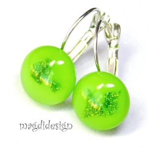 Csillámos fűzöld üvegékszer kapcsos fülbevaló - ékszer - fülbevaló - lógó fülbevaló - Meska.hu