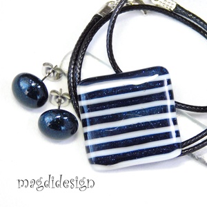 Tengerész csíkos üvegékszer szett, nyaklánc, stiftes fülbevaló, Ékszer, Ékszerszett, Ékszerkészítés, Üvegművészet, Fehér kék selyem aventurin csíkos, különleges ékszerüveg felhasználásával készült a medál és a stif..., MESKA