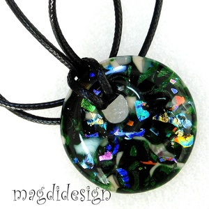 MAXI Smaragdzöld színpompa üvegékszer nyaklánc, Ékszer, Nyaklánc, Medálos nyaklánc, Ékszerkészítés, Üvegművészet, Csillogó zöld, színes dichroic ékszerüveg felhasználásával készült a medál. 
A medál átmérője 3.9 c..., MESKA