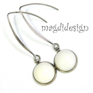 Krémfehér üvegékszer lógós fülbevaló, orvosi acél - ékszer - fülbevaló - lógós kerek fülbevaló - Meska.hu