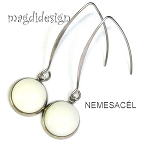 Krémfehér üvegékszer lógós fülbevaló, orvosi acél - Meska.hu