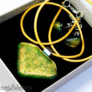 Csillogó élénk rózsaszín üvegékszer szett, nyaklánc, stiftes fülbevaló  - ékszer - ékszerszett - Meska.hu