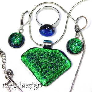 Csillogó smaragd üvegékszer szett, nyaklánc, gyűrű, kapcsos fülbevaló  - ékszer - ékszerszett - Meska.hu