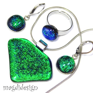 Csillogó smaragd üvegékszer szett, nyaklánc, gyűrű, kapcsos fülbevaló  - ékszer - ékszerszett - Meska.hu