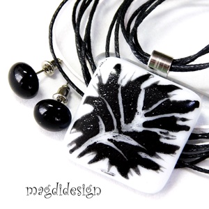 Csillogó fekete levél fehéren üvegékszer szett nyaklánc stiftes fülbevaló 1, Ékszer, Ékszerszett, Ékszerkészítés, Üvegművészet, Fehér fekete mintás, ékszerüveg felhasználásával készült a medál és a stiftes fülbevaló, fusing tec..., MESKA