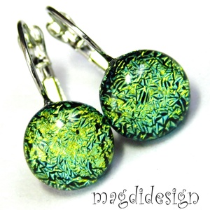 Színjátszó arany-zöld üvegékszer kapcsos fülbevaló, Ékszer, Fülbevaló, Lógó fülbevaló, Ékszerkészítés, Üvegművészet, MESKA