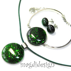 Zöld aventurin csillogás üvegékszer szett, nyaklánc, karkötő, fülbevaló Anyák napjára, ballagásra, születésnapra, Ékszer, Ékszerszett, Ékszerkészítés, Üvegművészet, Csillogó, zöld aventurin ékszerüveg felhasználásával készült a medál, a karkötő és a stiftes fülbev..., MESKA