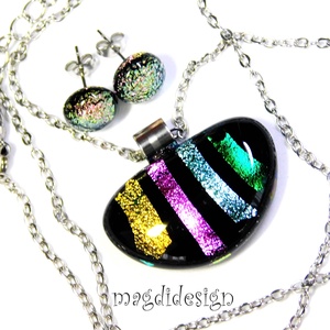 NEMESACÉL! Színes dichroic csikok üvegékszer szett, nyaklánc, stiftes fülbevaló  - ékszer - ékszerszett - Meska.hu