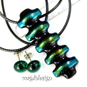 Türkizcsíkos eozinos üvegékszer szett nyaklánc stiftes fülbevaló, Ékszer, Ékszerszett, Ékszerkészítés, Üvegművészet, Színjátszó smaragd, eozinos, fekete ékszerüveg felhasználásával készült a medál és a stiftes fülbev..., MESKA