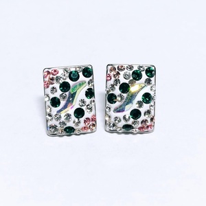 Nemesacél foglalatban Swarovski/ Preciosa kristályokkal kirakott téglalap formájú bedugós fülbevaló! - Meska.hu