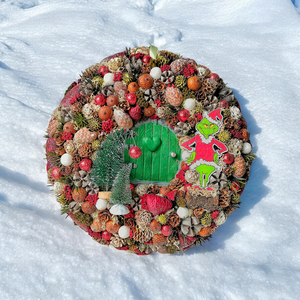 Grinch kopogtat , Karácsony, Karácsonyi lakásdekoráció, Karácsonyi ajtódíszek, Virágkötés, MESKA