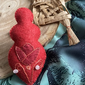 Istennő talizmán baba / Brigid baba, Otthon & Életmód, Dekoráció, Dísztárgy, Baba-és bábkészítés, Hímzés, MESKA