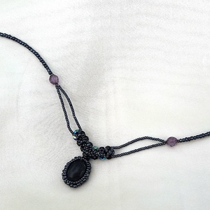 Éjkirálynő nyakéke egyszerű alkalmi nyaklánc, ametiszt kaboson gyöngyhímzéssel - Meska.hu
