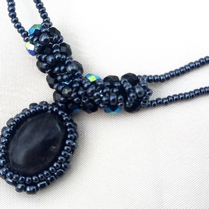 Éjkirálynő nyakéke egyszerű alkalmi nyaklánc, ametiszt kaboson gyöngyhímzéssel - ékszer - nyaklánc - cameo nyaklánc - Meska.hu