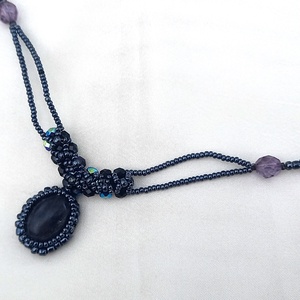 Éjkirálynő nyakéke egyszerű alkalmi nyaklánc, ametiszt kaboson gyöngyhímzéssel - ékszer - nyaklánc - cameo nyaklánc - Meska.hu