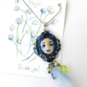 Fatündér Karnevál medál ékszergyurmából marabutollal, félhosszú láncon, ajándék köszönőkártyával, Ékszer, Nyaklánc, Medálos nyaklánc, Ékszerkészítés, Gyurma, MESKA