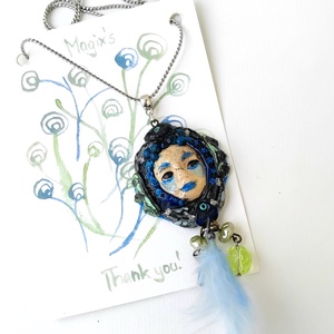 Fatündér Karnevál medál ékszergyurmából marabutollal, félhosszú láncon, ajándék köszönőkártyával - ékszer - nyaklánc - medálos nyaklánc - Meska.hu