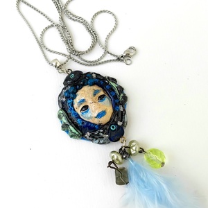 Fatündér Karnevál medál ékszergyurmából marabutollal, félhosszú láncon, ajándék köszönőkártyával - ékszer - nyaklánc - medálos nyaklánc - Meska.hu