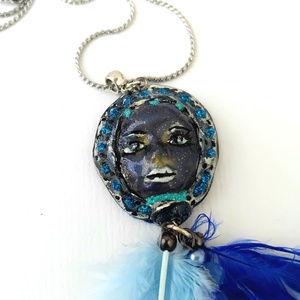 Éjkirálynő Karnevál medál ékszergyurmából marabutollal, félhosszú láncon, ajándék köszönőkártyával - ékszer - nyaklánc - medálos nyaklánc - Meska.hu