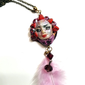 Nadja Karnevál medál ékszergyurmából marabutollal, hosszú láncon - ékszer - nyaklánc - medálos nyaklánc - Meska.hu