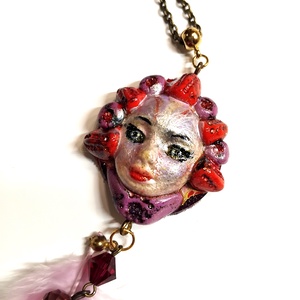 Nadja Karnevál medál ékszergyurmából marabutollal, hosszú láncon - ékszer - nyaklánc - medálos nyaklánc - Meska.hu