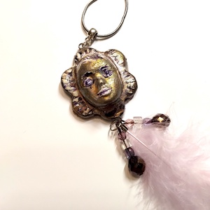 Napfivér Karnevál medál ékszergyurmából marabutollal, félhosszú kígyóláncon, kézzel festett köszönőkártyával - ékszer - nyaklánc - medálos nyaklánc - Meska.hu