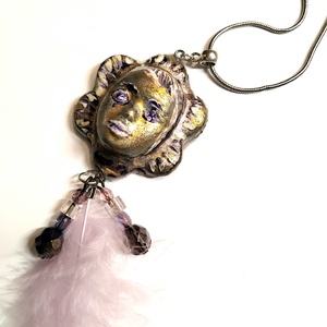 Napfivér Karnevál medál ékszergyurmából marabutollal, félhosszú kígyóláncon, kézzel festett köszönőkártyával - ékszer - nyaklánc - medálos nyaklánc - Meska.hu