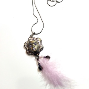 Napfivér Karnevál medál ékszergyurmából marabutollal, félhosszú kígyóláncon, kézzel festett köszönőkártyával - ékszer - nyaklánc - medálos nyaklánc - Meska.hu