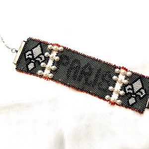 Paris Gray széles peyote fűzött karkötő Paris felirattal, Anjou liliom mintával, Ékszer, Karkötő, Széles karkötő, Gyöngyfűzés, gyöngyhímzés, Ékszerkészítés, MESKA