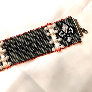 Paris Gray széles peyote fűzött karkötő Paris felirattal, Anjou liliom mintával - ékszer - karkötő - széles karkötő - Meska.hu
