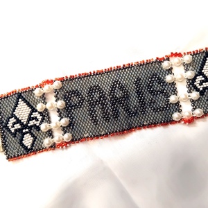 Paris Gray széles peyote fűzött karkötő Paris felirattal, Anjou liliom mintával - ékszer - karkötő - széles karkötő - Meska.hu