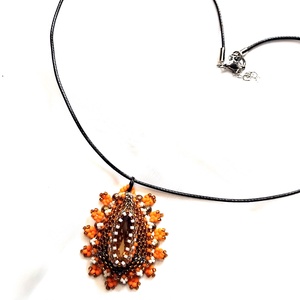 Aranyvirág fűzött medál Swarovski navette-tal, középhosszú hengerelt műbőrszálon - ékszer - nyaklánc - medálos nyaklánc - Meska.hu