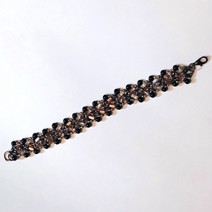 Fekete fenyő alkalmi karkötő formagyöngyökből - ékszer - karkötő - gyöngyös karkötő - Meska.hu