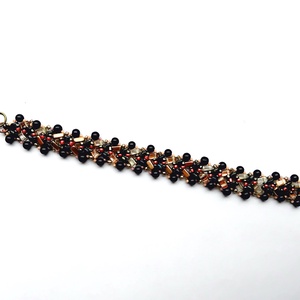 Fekete fenyő alkalmi karkötő formagyöngyökből - ékszer - karkötő - gyöngyös karkötő - Meska.hu
