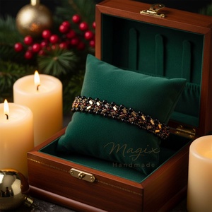 Fekete fenyő alkalmi karkötő formagyöngyökből - Meska.hu